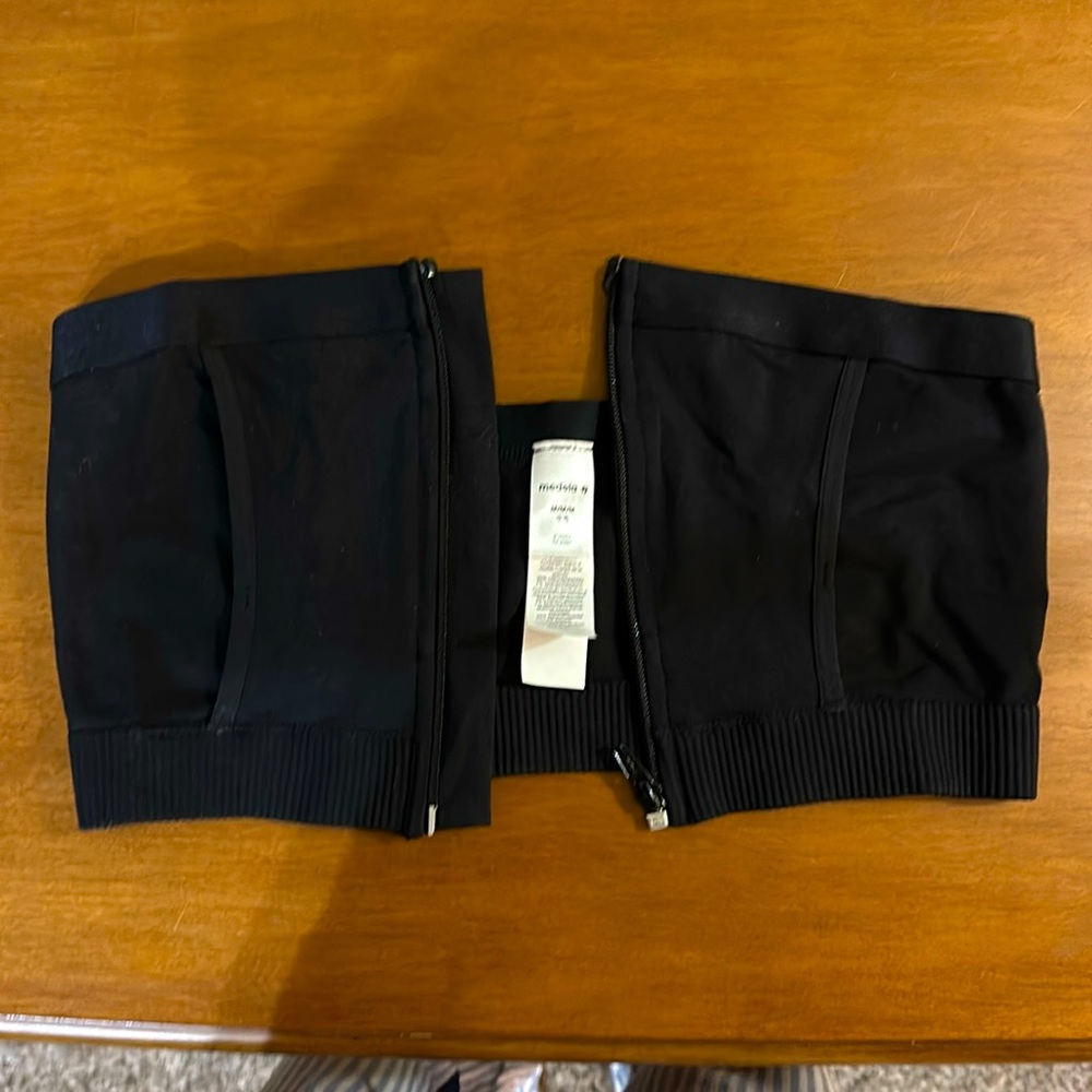 Medela size M pumping bra to hold pumps with hoses